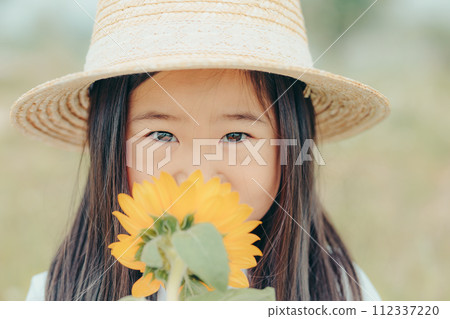 一個拿著向日葵的女孩 一個拿著向日葵的女孩 112337220