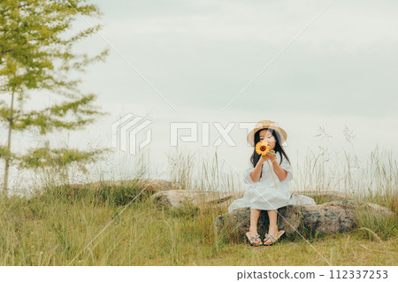 一個拿著向日葵的女孩 一個拿著向日葵的女孩 112337253