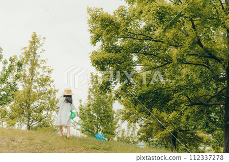 帶著蝴蝶網到處跑的女孩 112337278