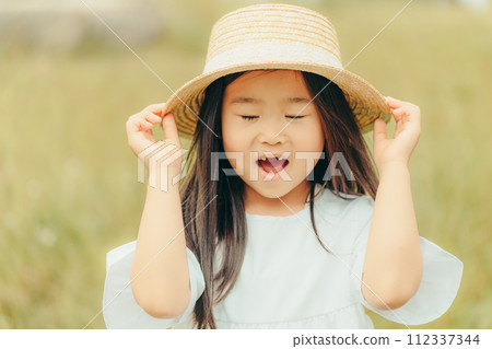 A girl wearing a straw hat 112337344