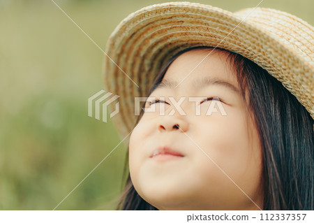 A girl wearing a straw hat 112337357