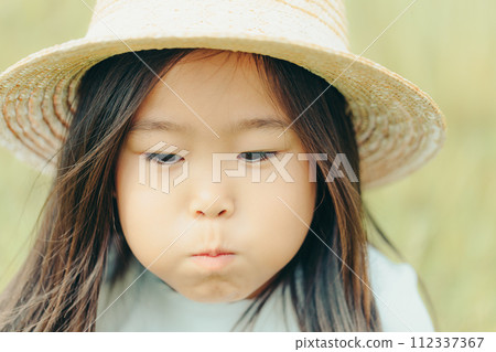 一個戴著草帽的女孩 一個戴著草帽的女孩 112337367