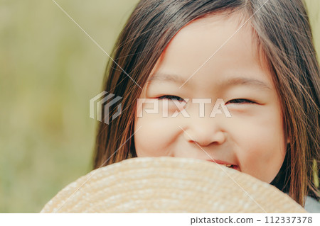 一個戴著草帽的女孩 一個戴著草帽的女孩 112337378