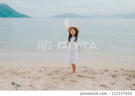 海灘上有乾花的女孩 112337428