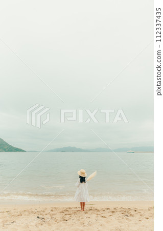 Girl with dried flowers on the beach 112337435