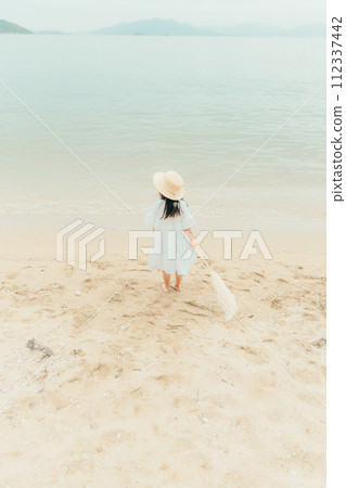 海灘上有乾花的女孩 112337442