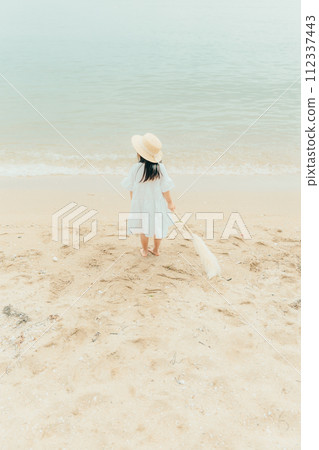 Girl with dried flowers on the beach 112337443