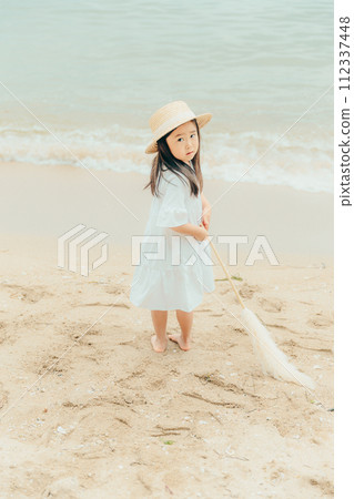 海灘上有乾花的女孩 112337448