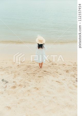 海灘上有乾花的女孩 海灘上有乾花的女孩 112337454