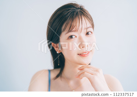 年輕女性的美麗形象 112337517