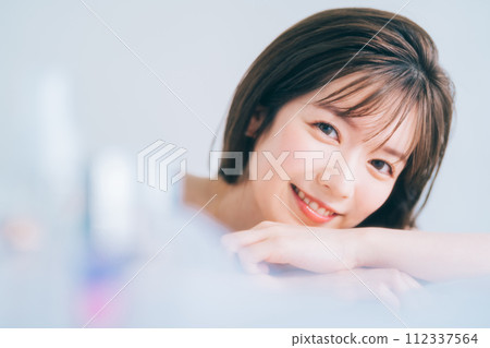 年輕女性的美麗形象 112337564