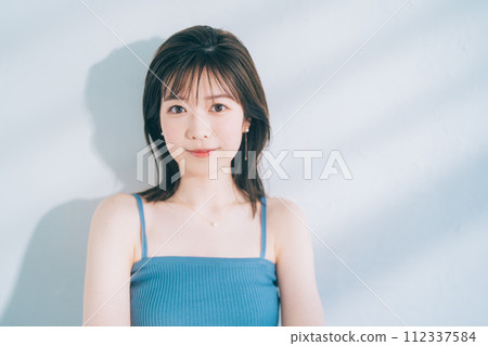 護膚圖像的年輕女子 112337584