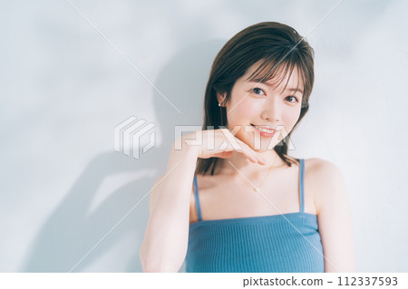 護膚圖像的年輕女子 112337593