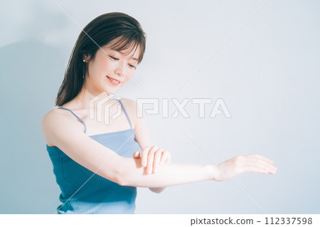 護膚圖像的年輕女子 112337598