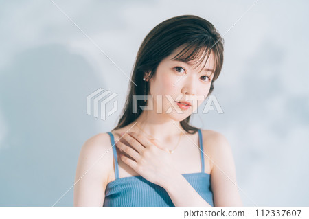 護膚圖像的年輕女子 112337607