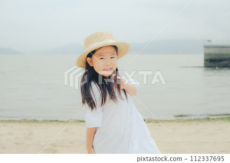 走在沙灘上的女孩 走在沙灘上的女孩 112337695