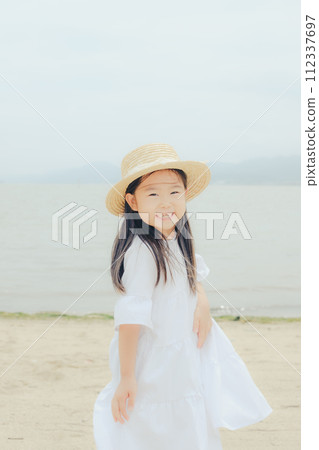 girl walking on the beach 112337697