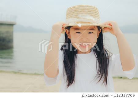 走在沙灘上的女孩 走在沙灘上的女孩 112337709