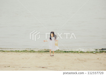 走在沙灘上的女孩 走在沙灘上的女孩 112337720