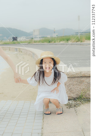 手拉手走與母親的女孩 112337743