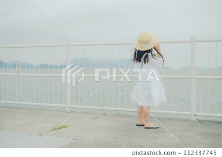 拿著膠片相機的女孩 拿著膠片相機的女孩 112337745