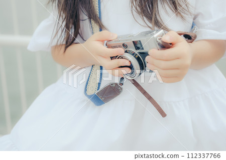拿著膠片相機的女孩 拿著膠片相機的女孩 112337766