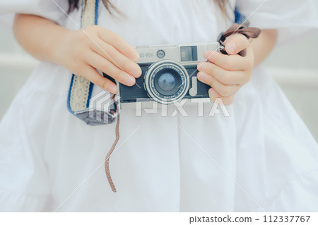拿著膠片相機的女孩 拿著膠片相機的女孩 112337767