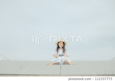 拿著膠片相機的女孩 112337773