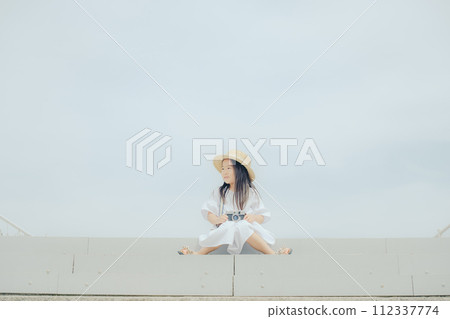 拿著膠片相機的女孩 拿著膠片相機的女孩 112337774