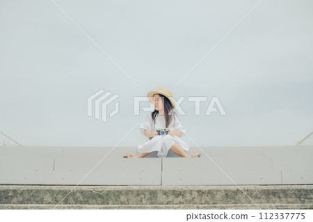 拿著膠片相機的女孩 拿著膠片相機的女孩 112337775