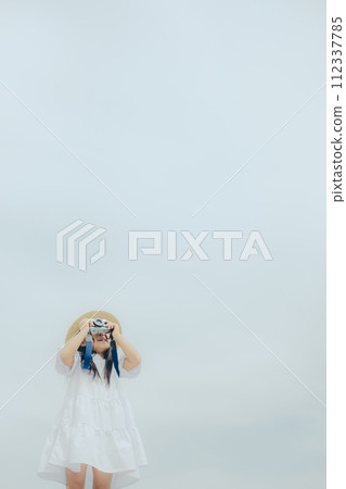 拿著膠片相機的女孩 112337785