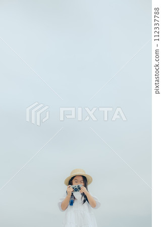 拿著膠片相機的女孩 112337788