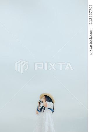 girl holding a film camera 112337792