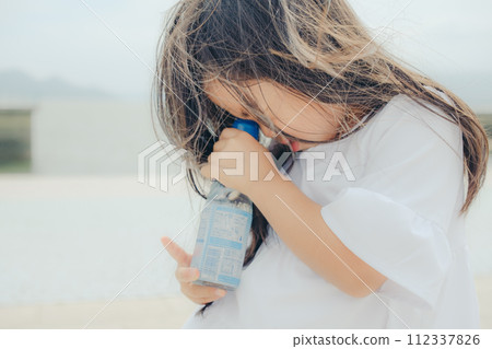 女孩與彈珠汽水瓶 女孩與彈珠汽水瓶 112337826