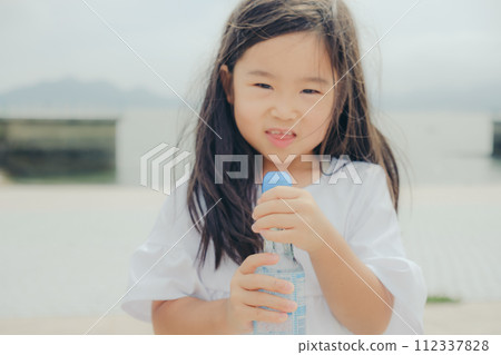 女孩與彈珠汽水瓶 女孩與彈珠汽水瓶 112337828