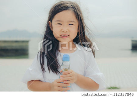女孩與彈珠汽水瓶 112337846