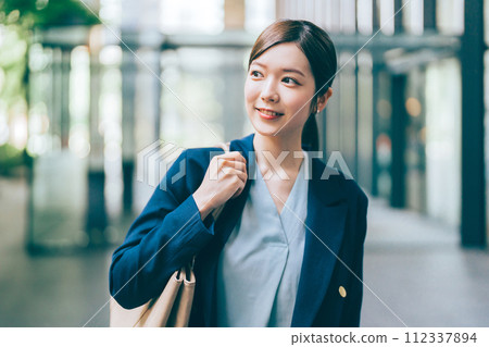 背景中有辦公樓的女商人 112337894