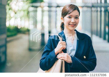 背景中有辦公樓的女商人 112337896