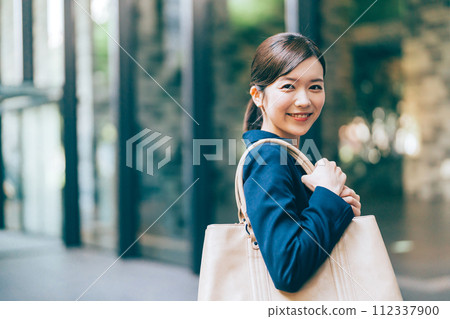背景中有辦公樓的女商人 112337900