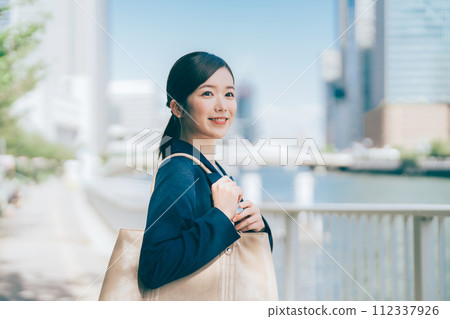 背景中有辦公樓的女商人 112337926