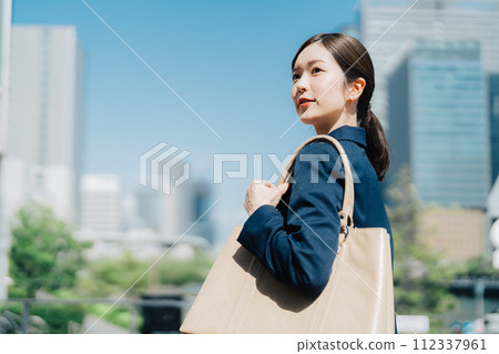 有藍天和辦公樓的女實業家在背景中 112337961