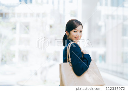 Businesswoman with office building in the background 112337972
