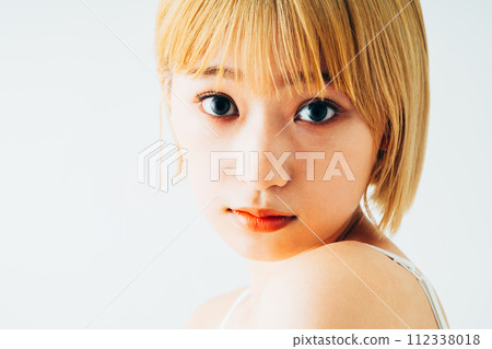 年輕女性的美麗 112338018