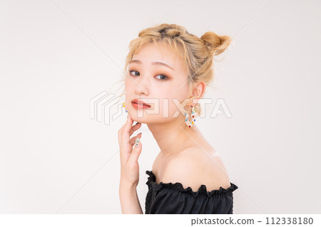 年輕女性的美麗 年輕女性的美麗 112338180