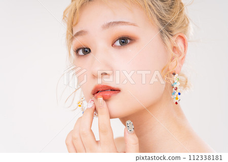 年輕女性的美麗 年輕女性的美麗 112338181