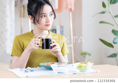 A young woman eating breakfast　 112338368