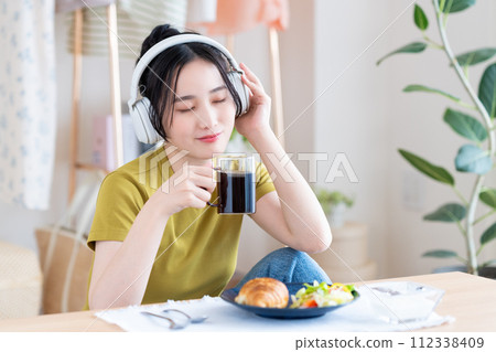 A young woman eating breakfast　 112338409