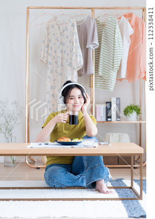 A young woman eating breakfast　 112338411