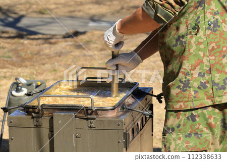 自衛隊施粥處訓練：提供熱食 112338633