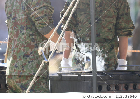 自衛隊施粥處訓練：提供熱食 112338640